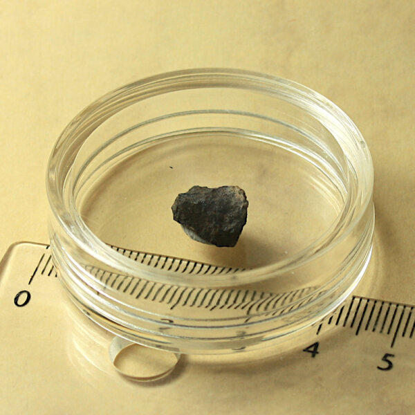 Meteorite Jiddat al Harasis - Chondrite from Oman - 0.8g