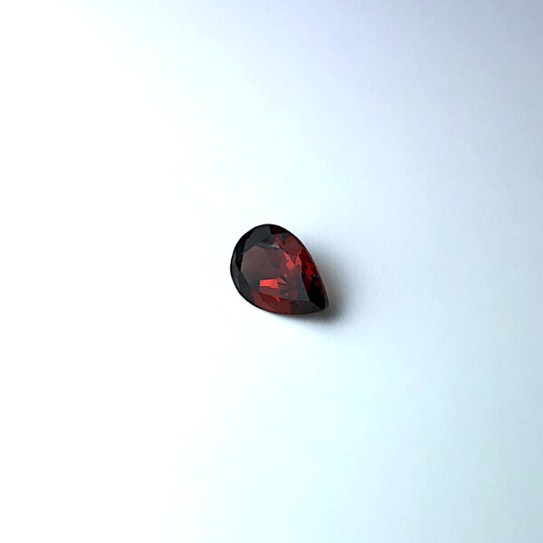 Granat rot ca. 7 x 5 mm Tropfenschliff ca. 0,6 Karat unbehandelt natürlich